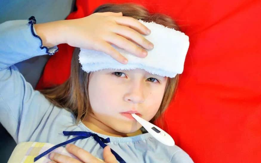 Katar i gorączka u dziecka: kiedy naprawdę iść do lekarza?